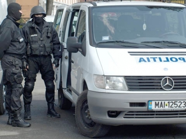 Hoți cu „gusturi” fine, reținuți de polițiștii romașcani