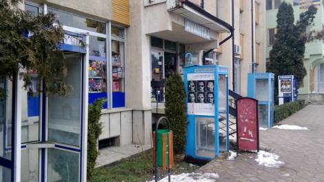 NEAMȚ: Cabine telefonice pe „placul” turiştilor sub Cetate (GALERIE FOTO), ZCH NEWS - sursa ta de informații