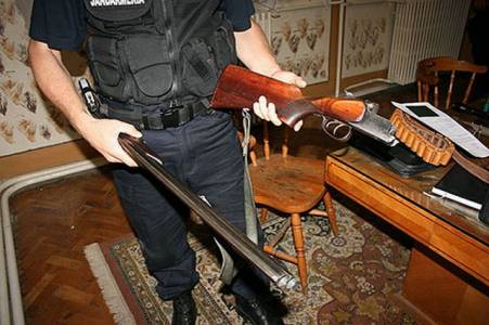 BACĂU: Arme deţinute ilegal descoperite de poliţie, ZCH NEWS - sursa ta de informații