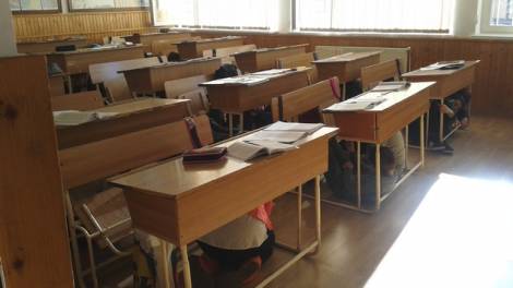 NEAMŢ: Elevii de la Şcoala 3 Piatra Neamţ băgaţi de profesori sub bănci, ZCH NEWS - sursa ta de informații