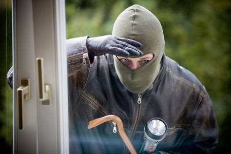 BACĂU: Nu spuneţi hoţilor cât lipsiţi şi nu lăsaţi cheia sub preş!, ZCH NEWS - sursa ta de informații