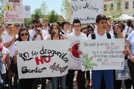 PIATRA-NEAMŢ: Marş al liceenilor contra consumului de droguri și alcool, ZCH NEWS - sursa ta de informații