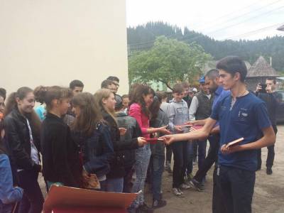 PC Neamţ a dăruit cărţi în comuna Hangu, ZCH NEWS - sursa ta de informații