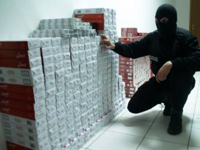 SUCEAVA: 100.000 de ţigări de contrabandă ascunse în podeaua autoutilitarei, ZCH NEWS - sursa ta de informații