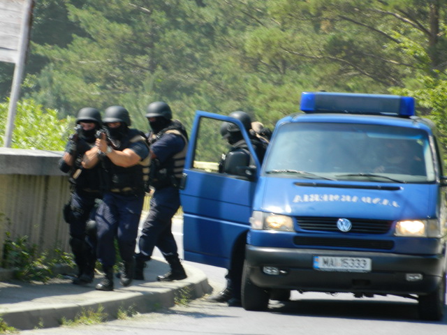 Doar ambulanţele au circulat, printre atacatori, pe baraj! GALERII FOTO SPECTACULOASE!, ZCH NEWS - sursa ta de informații
