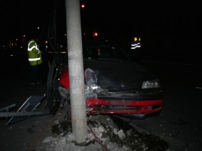 Maşina în stâlp, pasagerii răniţi şi şoferul fugar, ZCH NEWS - sursa ta de informații