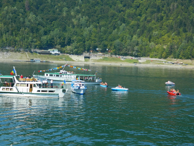 Valuri de distracție pe Lacul Izvorul Muntelui, de Ziua Marinei! GALERIE FOTO, ZCH NEWS - sursa ta de informații