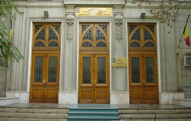 DNA: Procuror deferit justiţiei pentru luare de mită!