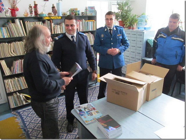 Biblioteca Bicaz a primit 70 de cărţi de la jandarmi GALERIE FOTO, ZCH NEWS - sursa ta de informații