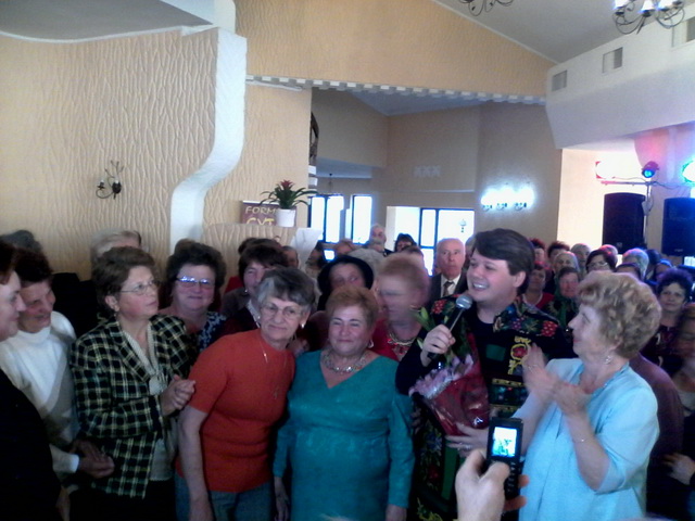 Fuego a cântat pentru pensionarii din Târgu Neamţ GALERIE FOTO, ZCH NEWS - sursa ta de informații