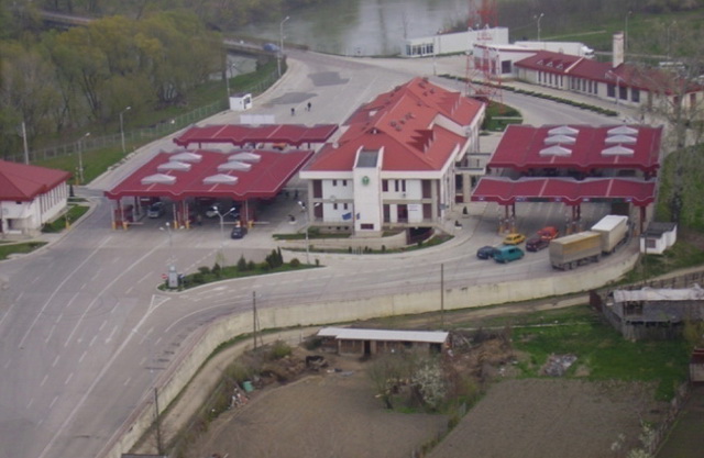 Ţigări de contrabandă în rezervorul maşinii şi într-o boxă audio!