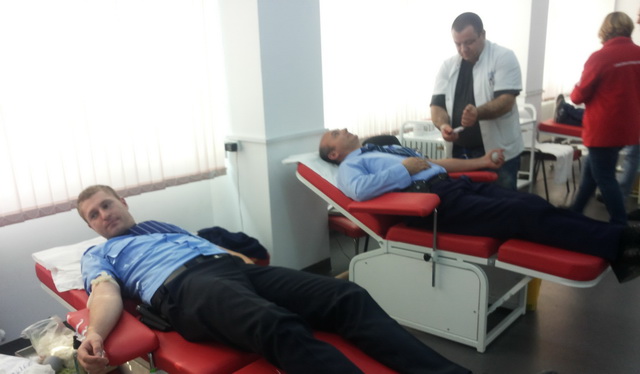 Poliţiştii ieşeni donează sânge pentru răniţii din Bucureşti, ZCH NEWS - sursa ta de informații