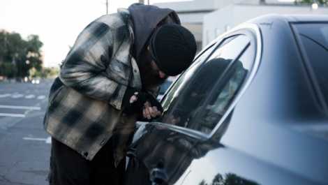 PIATRA-NEAMŢ: Spărgător de maşini prins cu prada în rucsac, ZCH NEWS - sursa ta de informații