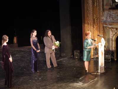 Emilia Arcan, vicepreşedintele C. J. Neamţ  a ridicat premiul pentru Adrian Rugină, ZCH NEWS - sursa ta de informații