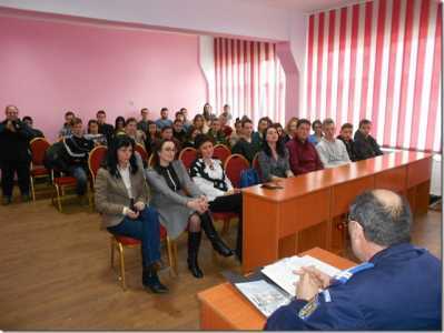 Elevii din Roznov, „momiţi” să se facă jandarmi, ZCH NEWS - sursa ta de informații