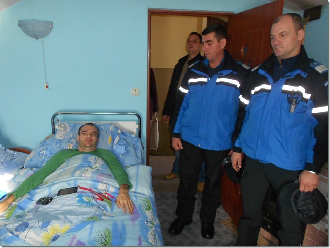 Zeci de copii nevoiaşi şi un tânăr paralizat au primit daruri de la jandarmi, ZCH NEWS - sursa ta de informații
