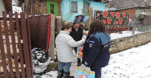50 de copii au primit jucării şi dulciuri de la poliţişti, ZCH NEWS - sursa ta de informații