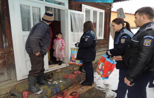 50 de copii au primit jucării şi dulciuri de la poliţişti, ZCH NEWS - sursa ta de informații