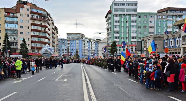 ROMAN: Ziua Naţională, &#8222;prinos de recunoştinţă celor ce s-au jertfit&#8221; GALERIE FOTO, ZCH NEWS - sursa ta de informații