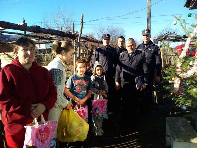Pompierii au dus daruri oamenilor cărora le-au ars casele