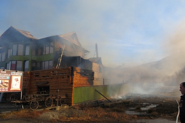 ACTUALIZARE GALERIE FOTO Arde „Casa Ardeleanului” din Vaduri!, ZCH NEWS - sursa ta de informații