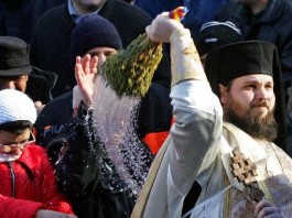 Altfel despre Bobotează: Atenție la poșete și portofele!