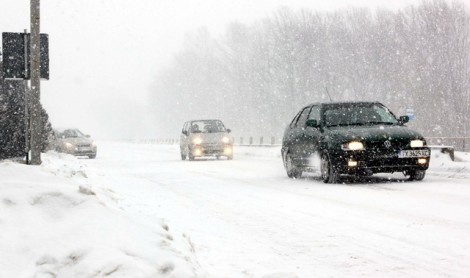 Dacă ninge, poliţiştii ne sfătuiesc cum să conducem maşina!, ZCH NEWS - sursa ta de informații