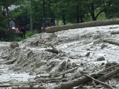 Pârâul Calu (Piatra Şoimului) a ieşit din matcă * Primarul Nicorescu: &#8222;Este mare pericol!&#8221;, ZCH NEWS - sursa ta de informații
