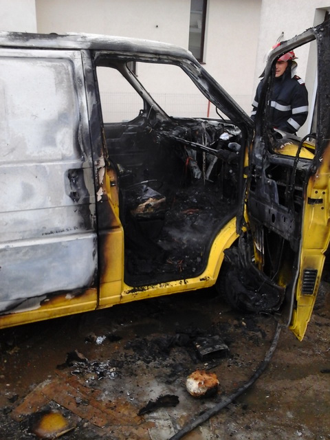 Autoutilitară în flăcări în comuna Şcheia GALERIE FOTO, ZCH NEWS - sursa ta de informații
