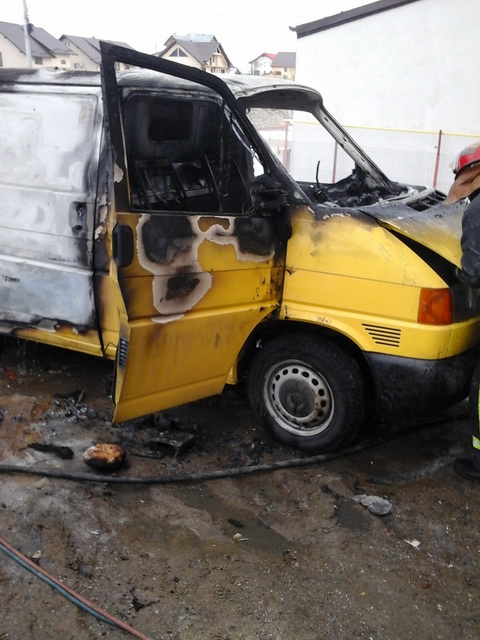 Autoutilitară în flăcări în comuna Şcheia GALERIE FOTO, ZCH NEWS - sursa ta de informații