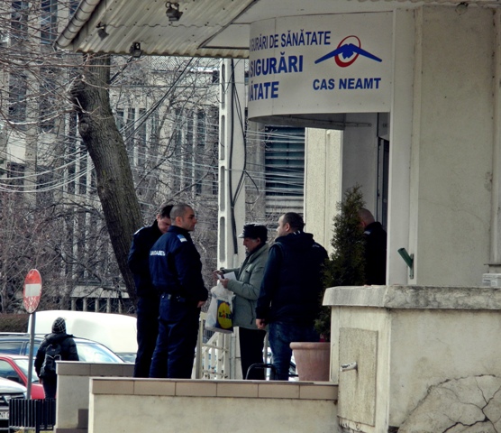 Neamț: Zarvă mare la CJAS S-a lăsat cu intervenția jandarmilor