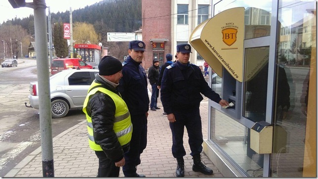 Bani uitaţi în bancomat și găsiţi de jandarmi