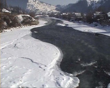 Grosimea stratului de gheață pe Bistrița ajunge și la doi metri, ZCH NEWS - sursa ta de informații