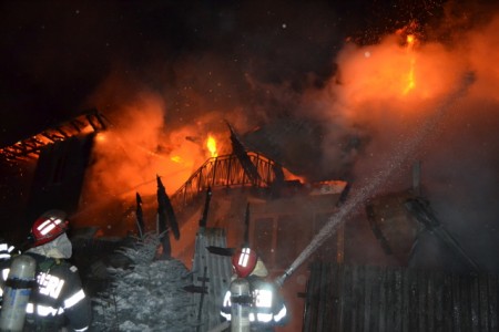 Flăcări de 5 metri într-o gospodărie din Podoleni, ZCH NEWS - sursa ta de informații