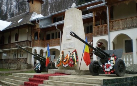 O grenadă, la un pas de-a ajunge în centrala Mănăstirii Sf. Cruce, ZCH NEWS - sursa ta de informații