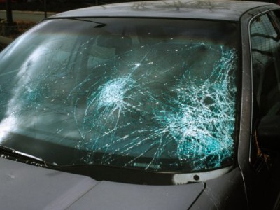 De ziua lui, un vandal a distrus parbrizul și luneta unei mașini, cu lopata, ZCH NEWS - sursa ta de informații