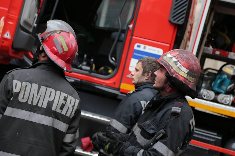 Incendiu puternic la Taşca: a ars acoperişul unei clădiri- restaurant, ZCH NEWS - sursa ta de informații