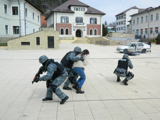 Piatra-Neamț: Focuri de armă la Curtea Domnească. Galerie foto, ZCH NEWS - sursa ta de informații