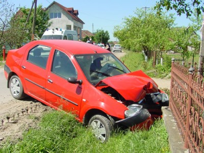 Gardul şcolii din Săbăoani, dărâmat de un şofer beat, ZCH NEWS - sursa ta de informații