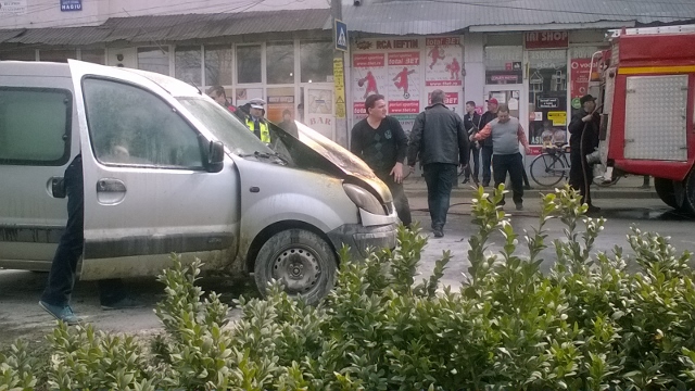 Mașină arsă la Roznov, ZCH NEWS - sursa ta de informații