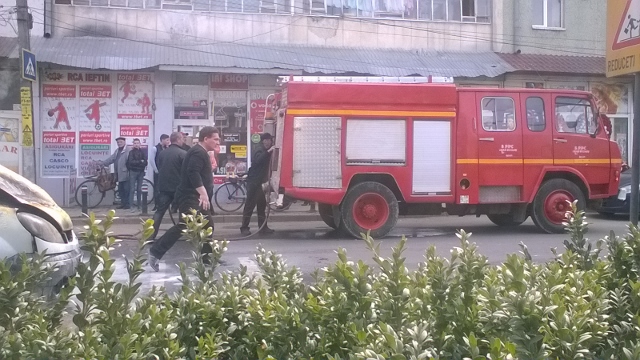 Mașină arsă la Roznov, ZCH NEWS - sursa ta de informații