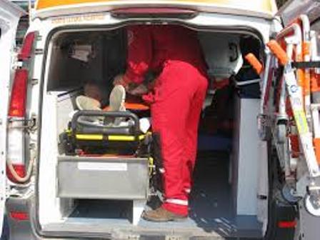 O maşină a intrat într-un copac, tatăl şi doi copii – răniţi