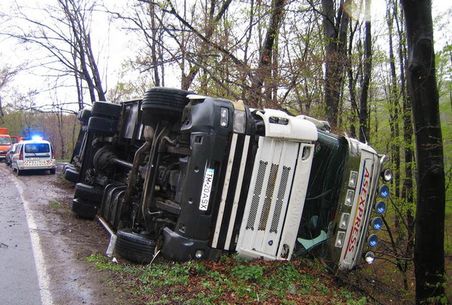 Circulaţie dificilă între Bacău şi Roman: s-a răsturnat un autocamion!