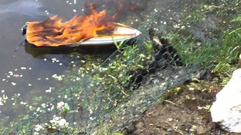Polițiștii au incendiat o barcă, ZCH NEWS - sursa ta de informații