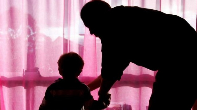 Bărbat arestat pentru că şi-a violat fiica