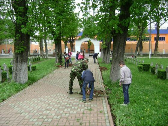 GALERIE FOTO Copiii şi militarii &#8211; acţiune de igienizare la Cimitirul Eroilor, ZCH NEWS - sursa ta de informații