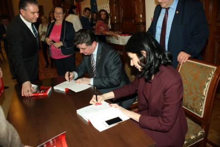 Lansare de carte la Senatul României * Ioan Chelaru şi Ana-Luisa Chelaru: „Străinii în România. Regimul juridic”, ZCH NEWS - sursa ta de informații