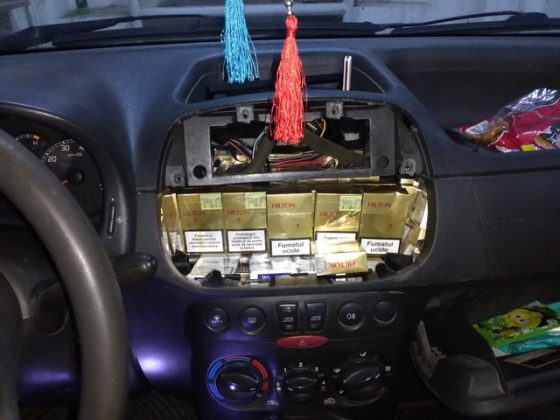 FOTOGRAFII Ţigări de contrabandă ascunse în bordul maşinii, ZCH NEWS - sursa ta de informații