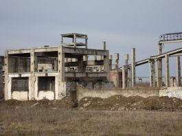 Ce le mai trece prin cap candidaţilor: filme-n hale industriale!