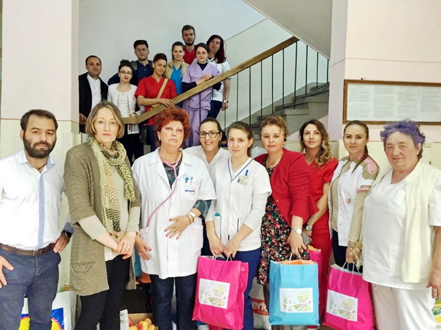 Profesori și elevi, cu iepurașul de Paște la Pediatria Spitalului Județean